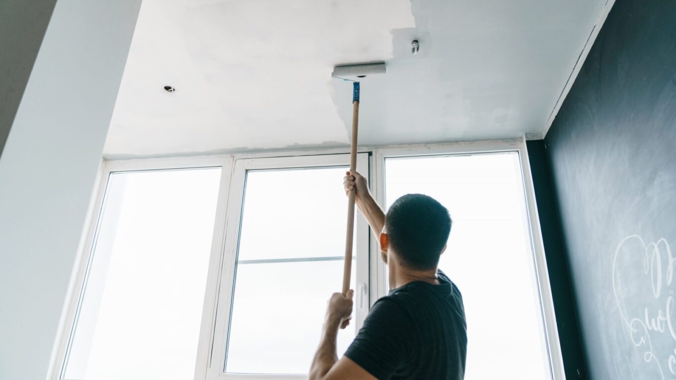 Peindre le plafond de votre salon comme un pro