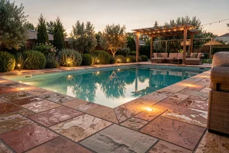 Éclairage extérieur autour d'une piscine moderne avec des luminaires LED encastrés dans le dallage au crépuscule